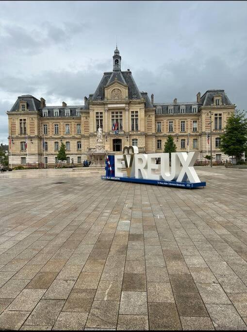 Apt Evreux 900M De La Gare Évreux Exterior foto